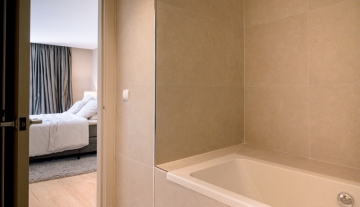 Resa Estates Ibiza apartment Ibiza sale verkoop Roca llisa bathroom tub.JPG